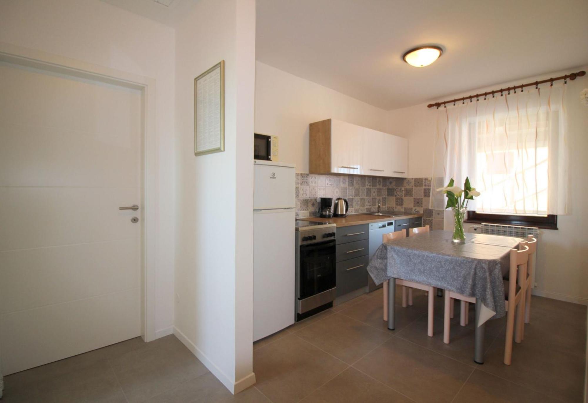 Appartement Samara Fuer 4 Personen In Strandnaehe Poreč